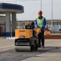 Gehen Sie hinter die hydraulische Vibrations-Mini-Straßenwalze FYL-800C mit 800 kg Doppeltrommel